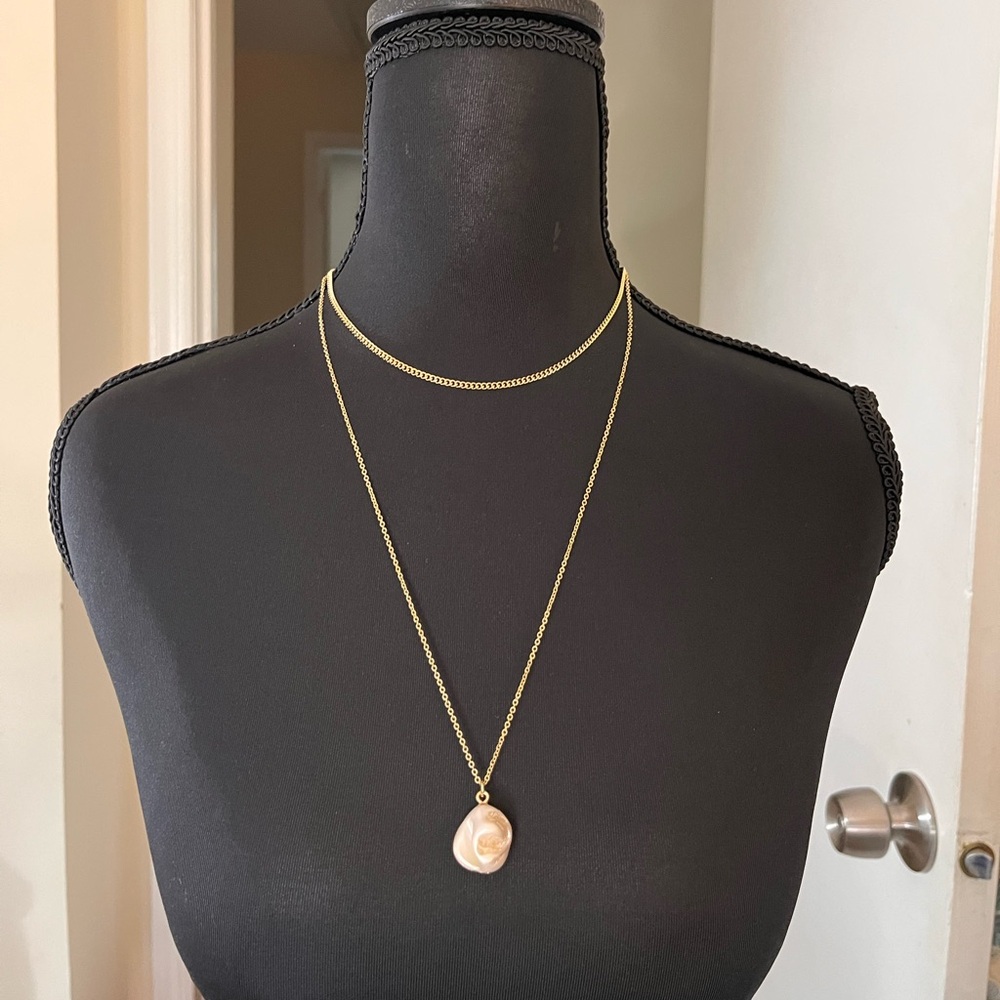 50% off brand new Express gold necklace w/ pearly pendant